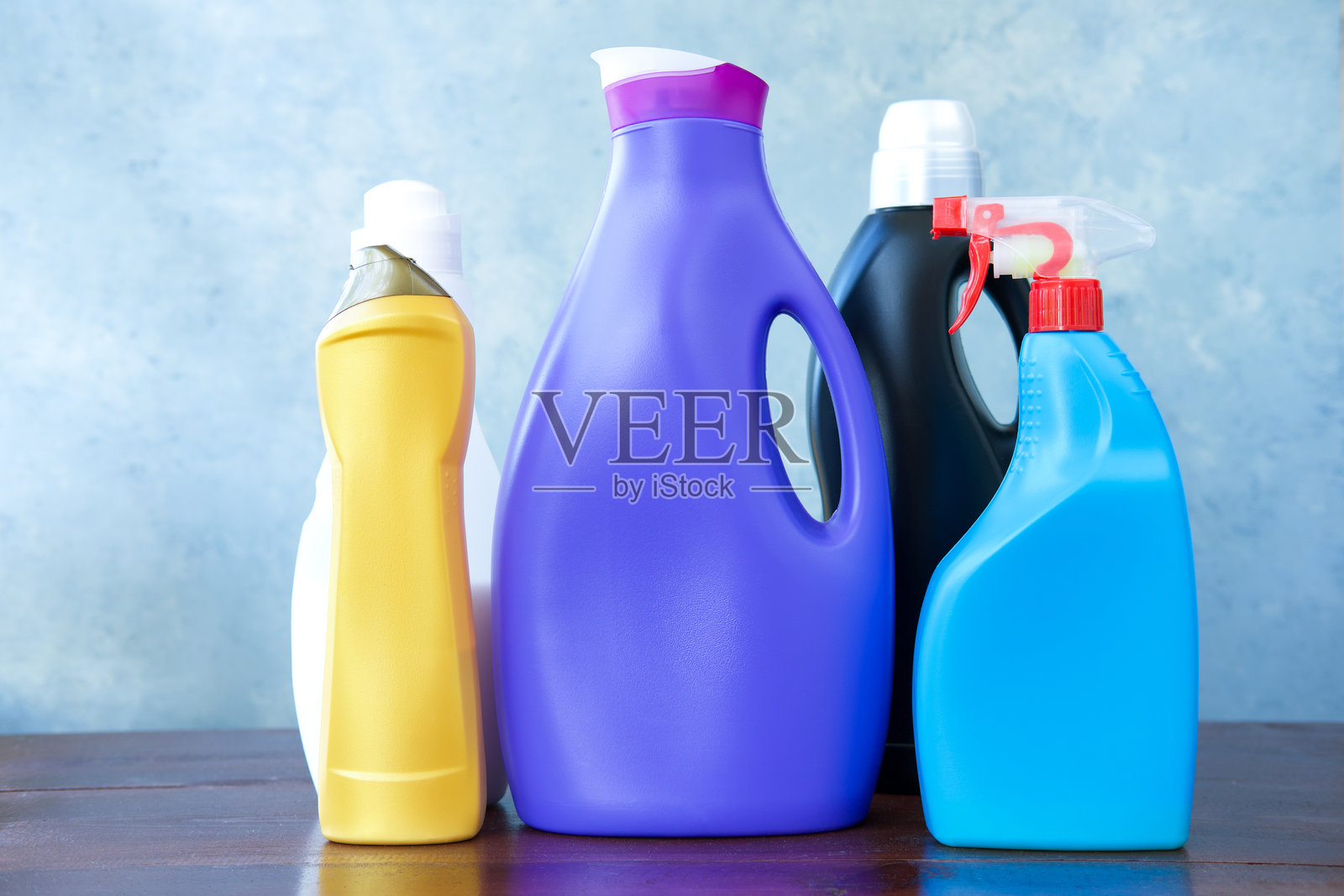 桌子上的各种清洁用品。照片摄影图片