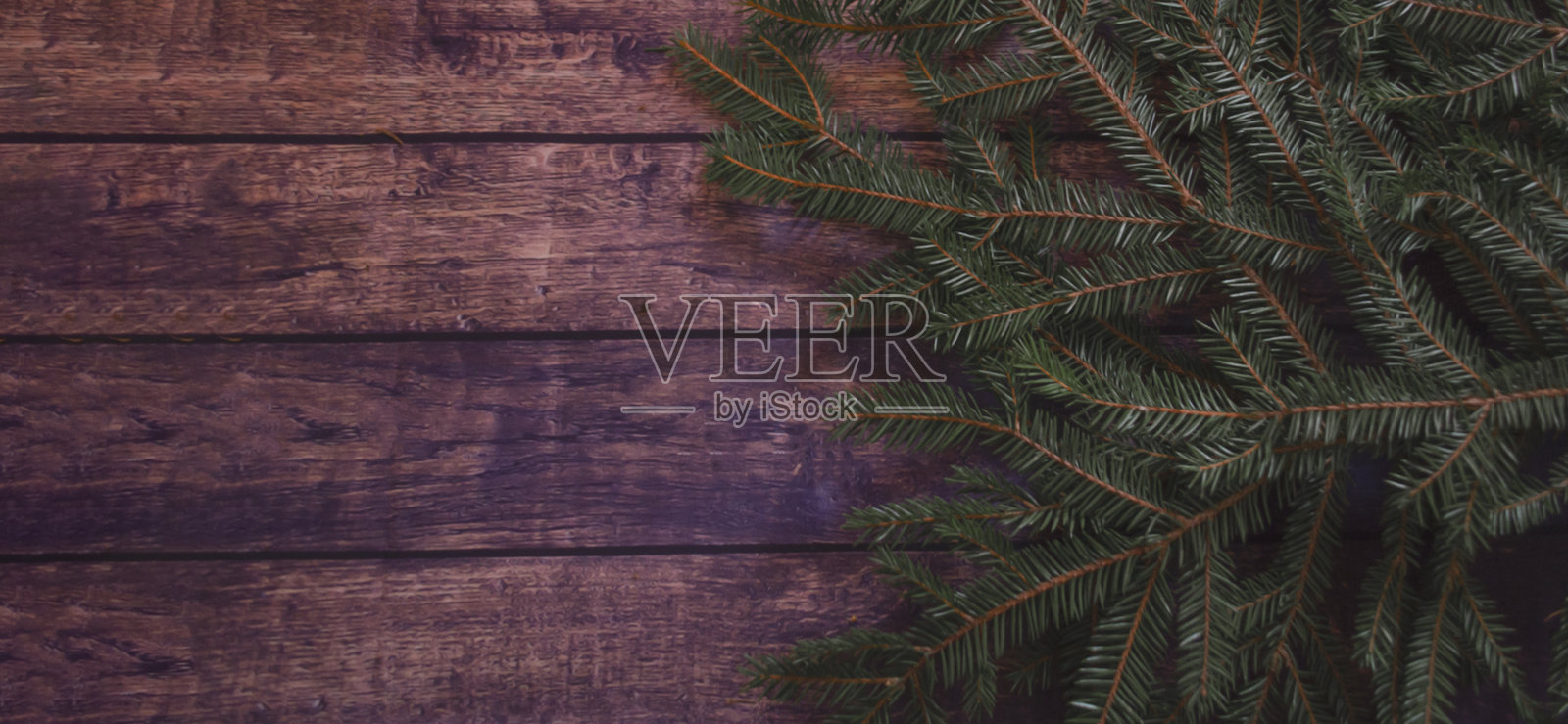 乡村棕色木质背景上的云杉枝条照片摄影图片