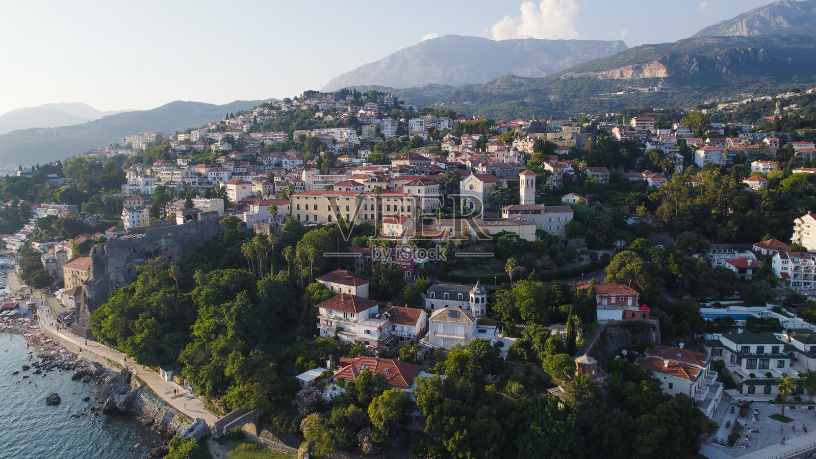 赫尔采格诺维镇和山丘的无人机视角照片摄影图片