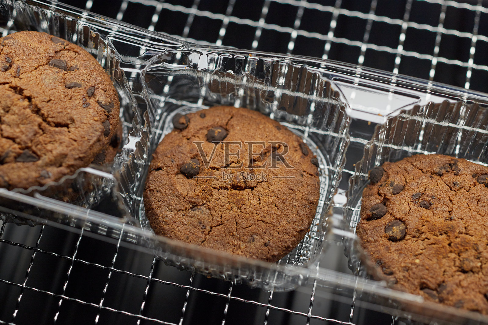 装在透明塑料包装里的甜味巧克力曲奇饼干照片摄影图片