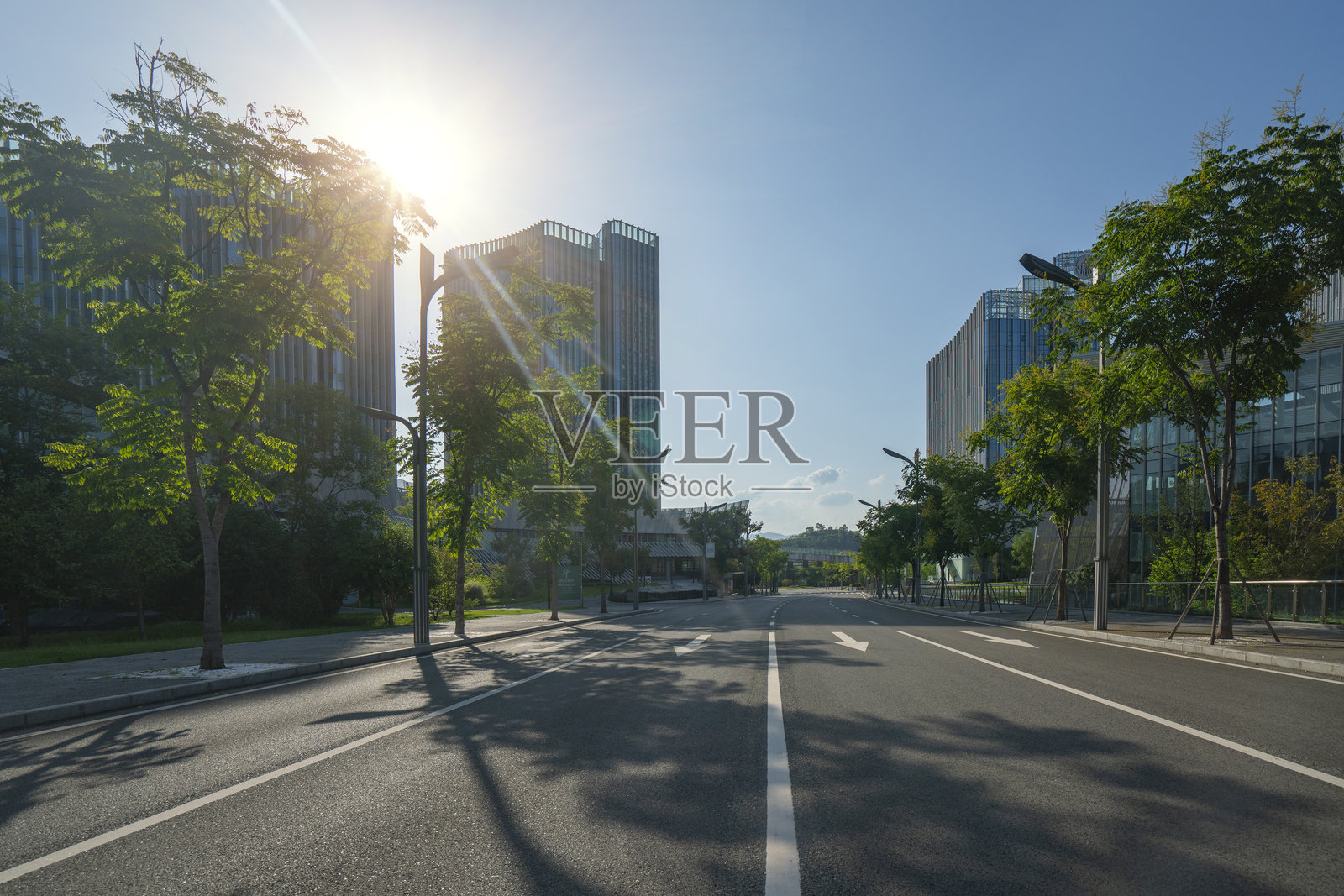 中国重庆科技园区的高速公路和现代化建筑照片摄影图片