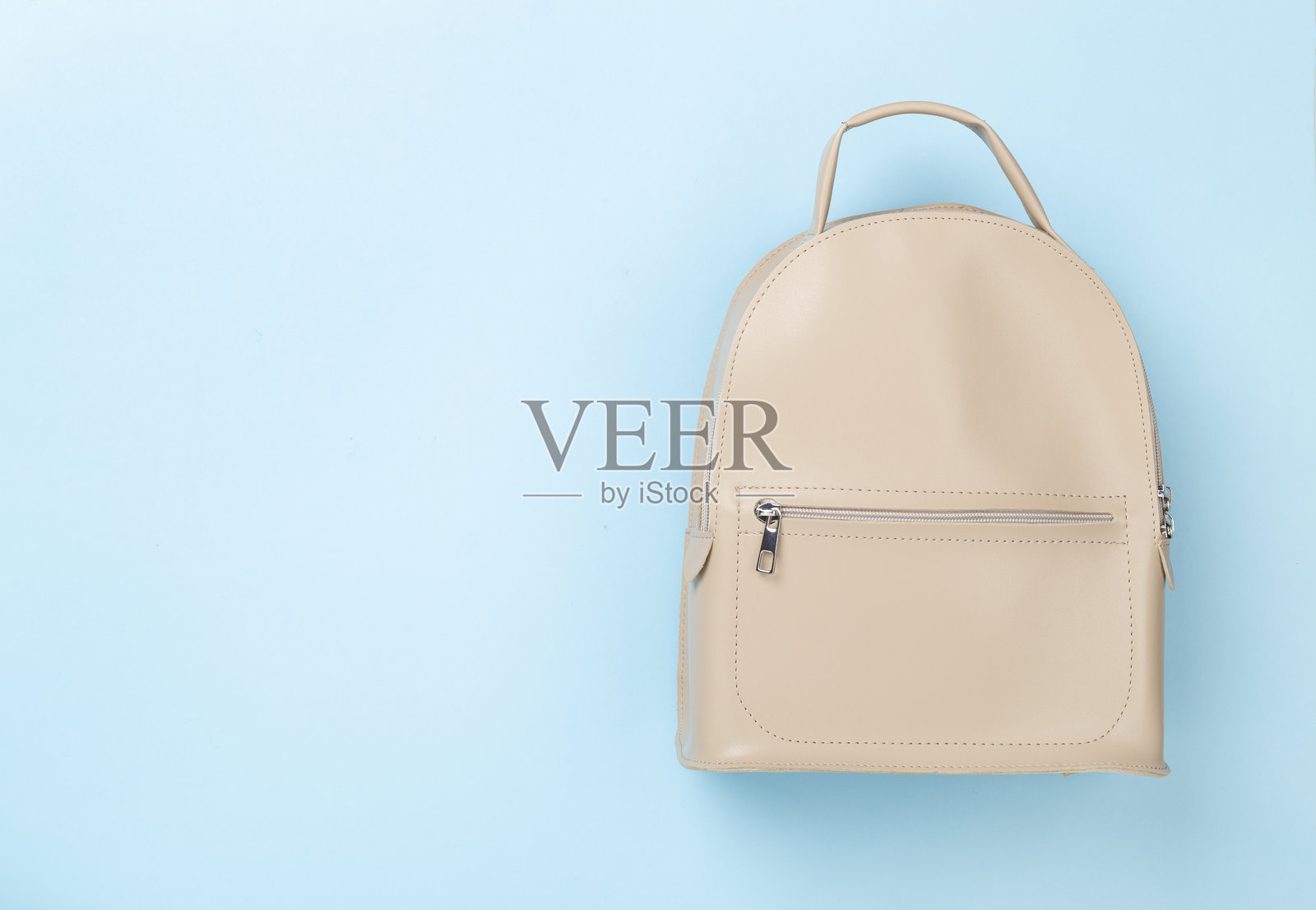 女性时尚米色背包，彩色背景，俯视照片摄影图片