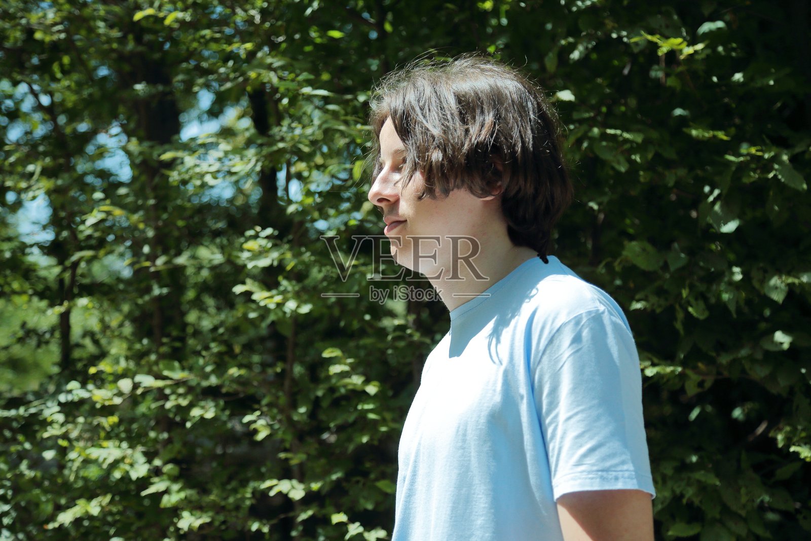 男性侧脸肖像，在户外自然光下拍摄照片摄影图片