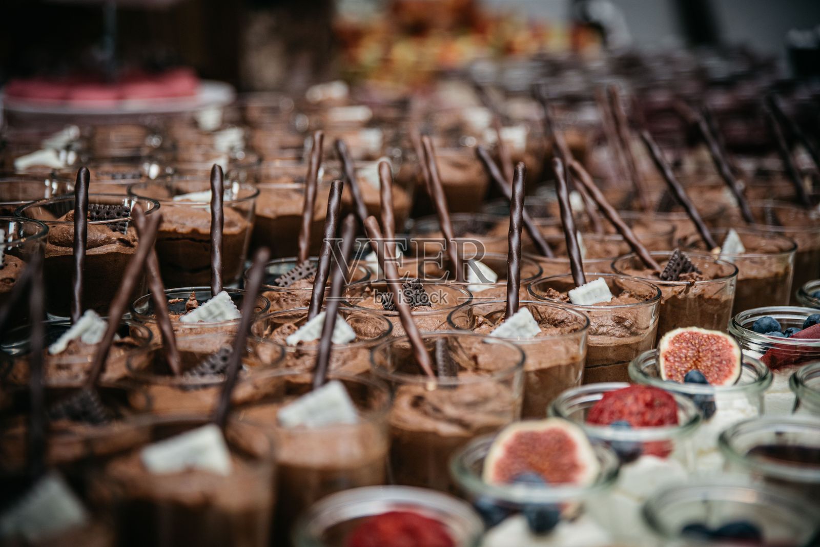 诱人的巧克力慕斯甜点配无花果照片摄影图片