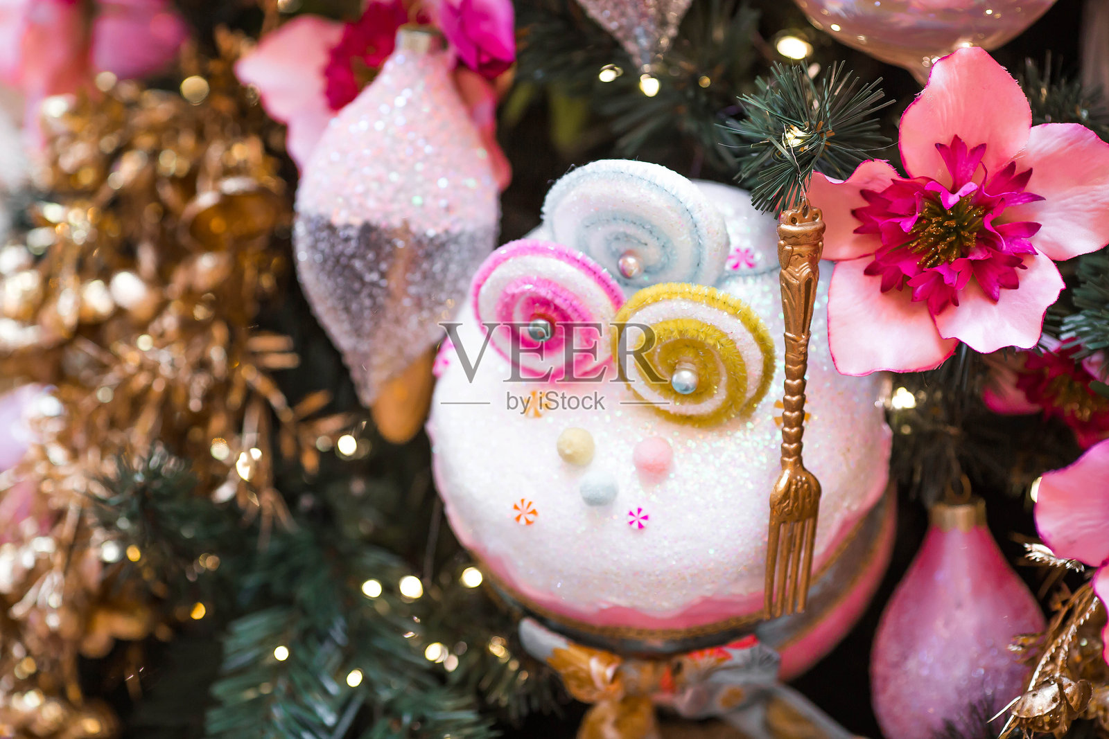 粉色假日装饰挂满圣诞树。特写镜头。美丽的2026新年圣诞背景。新年装饰和装饰的概念。照片摄影图片