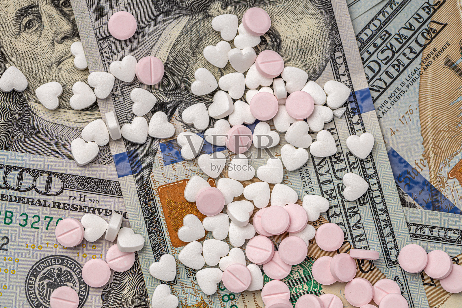 美元钞票和一堆药丸。医疗费用上涨。购买药品的缓解措施。胶囊药丸散落在美元货币上。美国医疗保健的概念。照片摄影图片