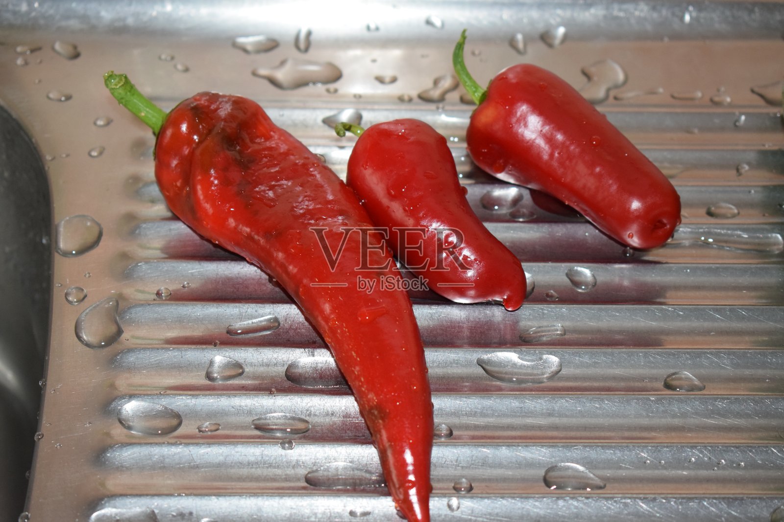 三种不同大小的红色甜椒照片摄影图片