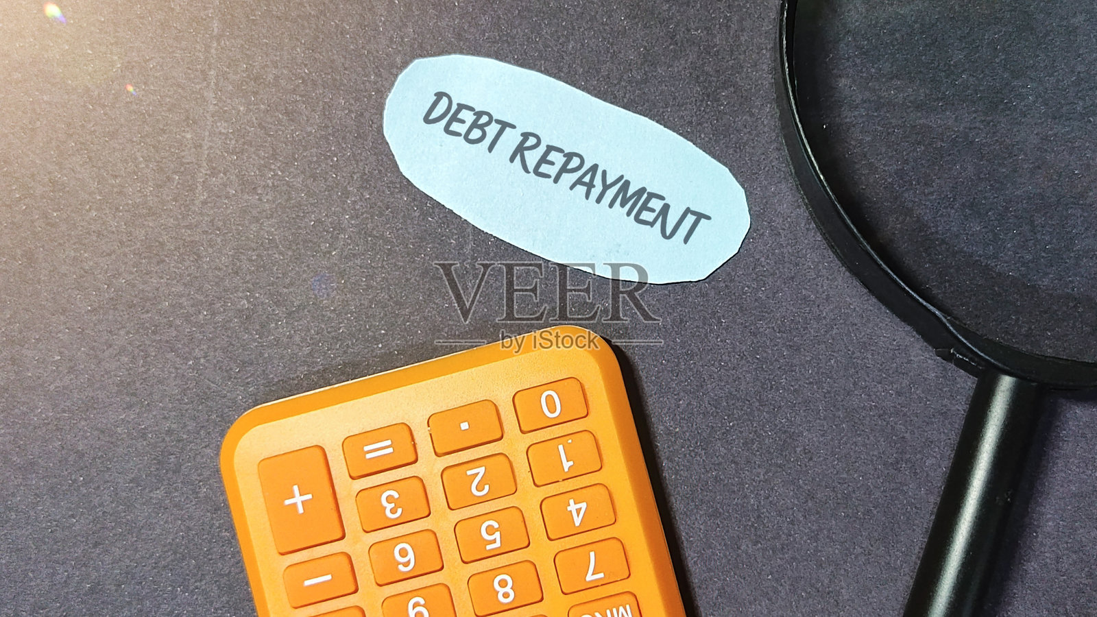 用放大镜和计算器计算您的债务偿还选项，以满足财务规划需求照片摄影图片