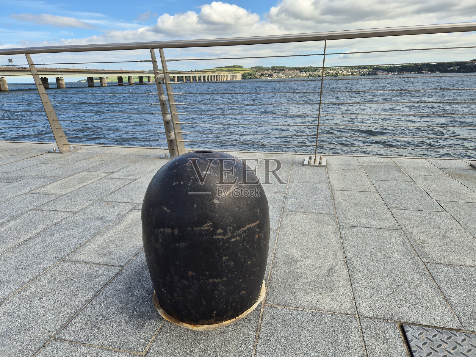 苏格兰邓迪海滨长廊上的一根旧系船柱照片摄影图片