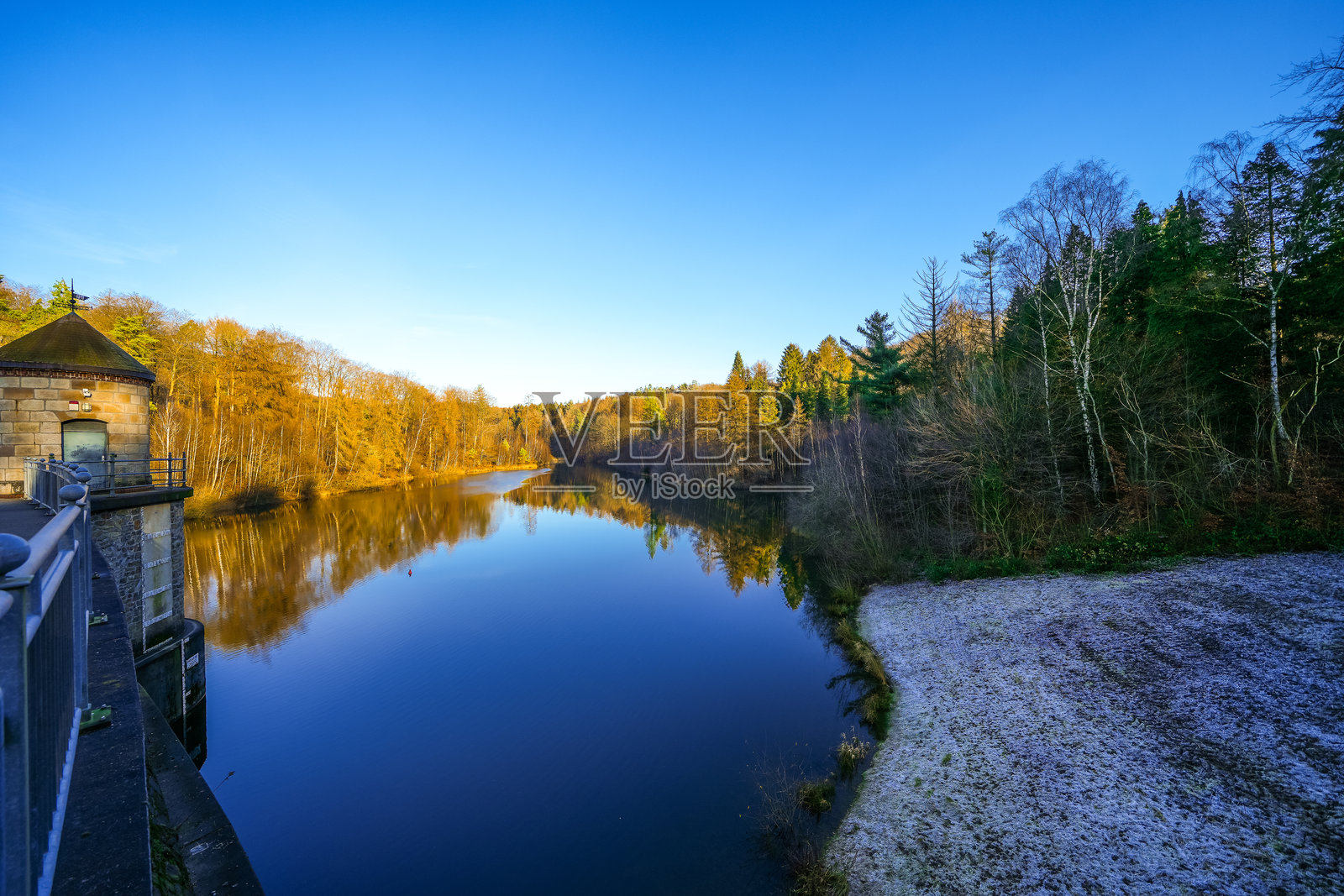 秋季朗斯多夫水坝及周边景观。伍珀塔尔附近湖泊边的自然风光。萨尔巴赫水坝。照片摄影图片