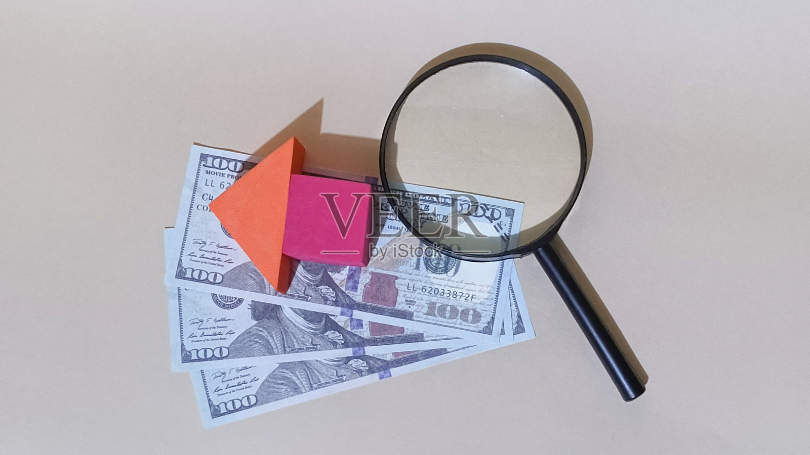 财务分析，用放大镜聚焦金钱，预算成功与投资规划概念照片摄影图片