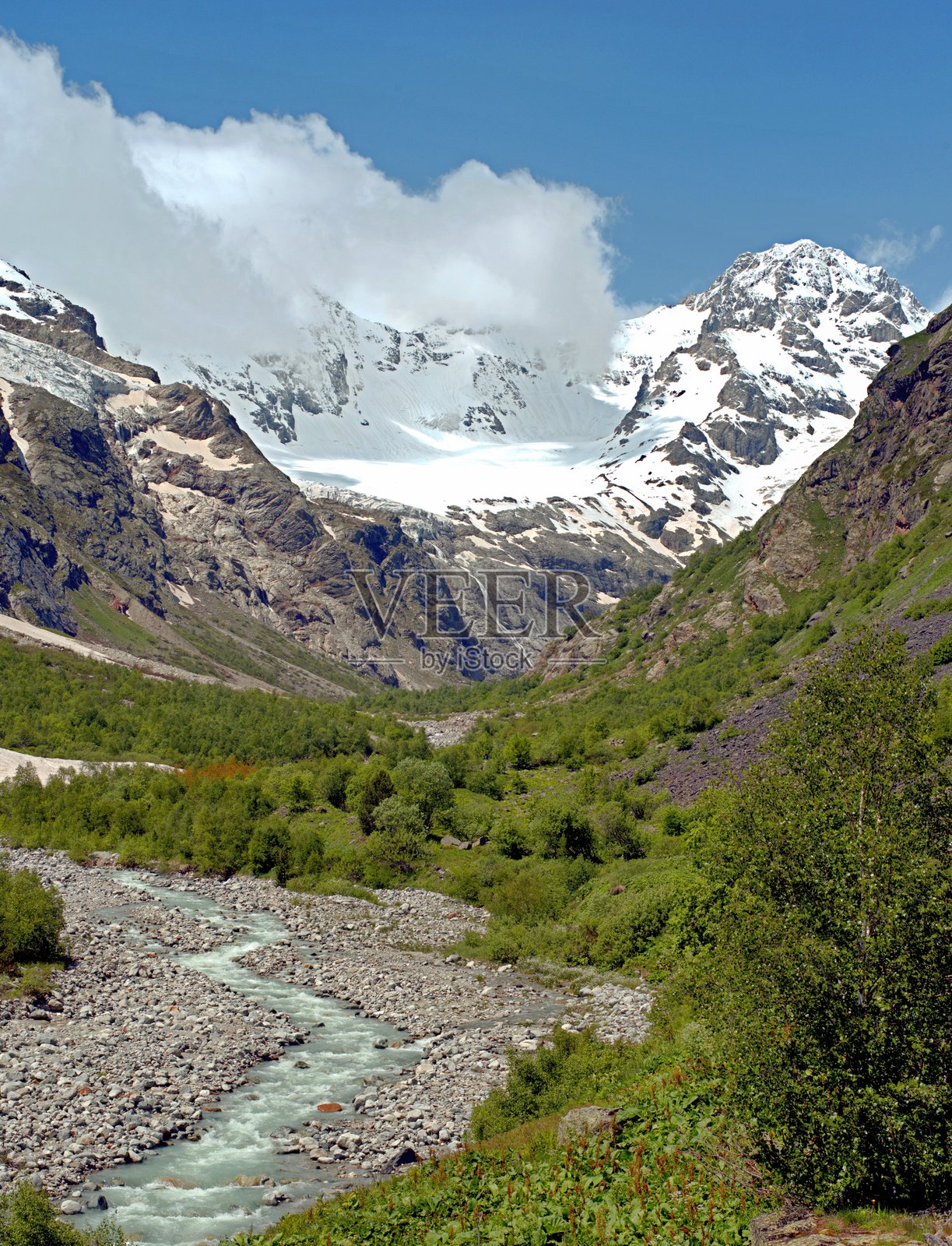 高山景观，可眺望冰川。北奥塞梯的塔纳冰川。高地的冰川融化。照片摄影图片