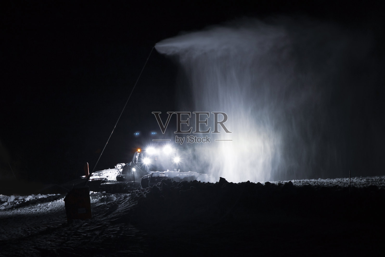 夜间作业的压雪车照片摄影图片