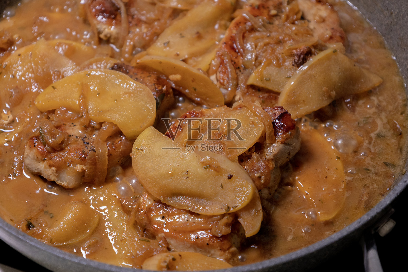 香煎猪排配焦糖苹果照片摄影图片