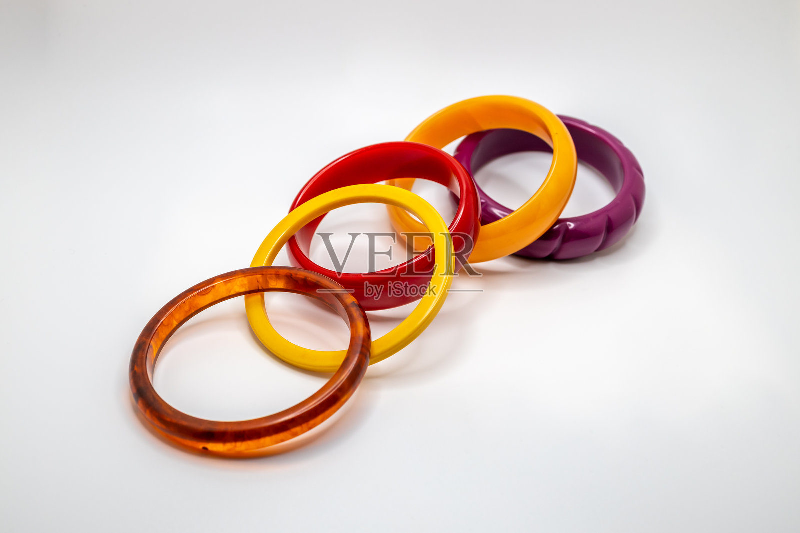 白色背景上的彩色复古胶木手镯照片摄影图片