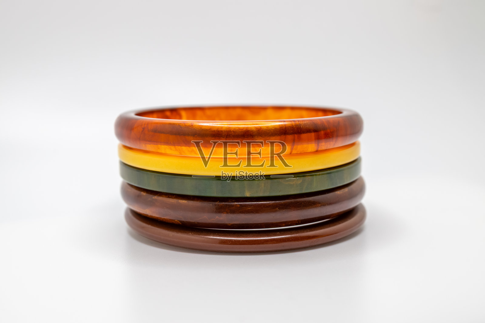 白色背景上的彩色复古电木手镯照片摄影图片