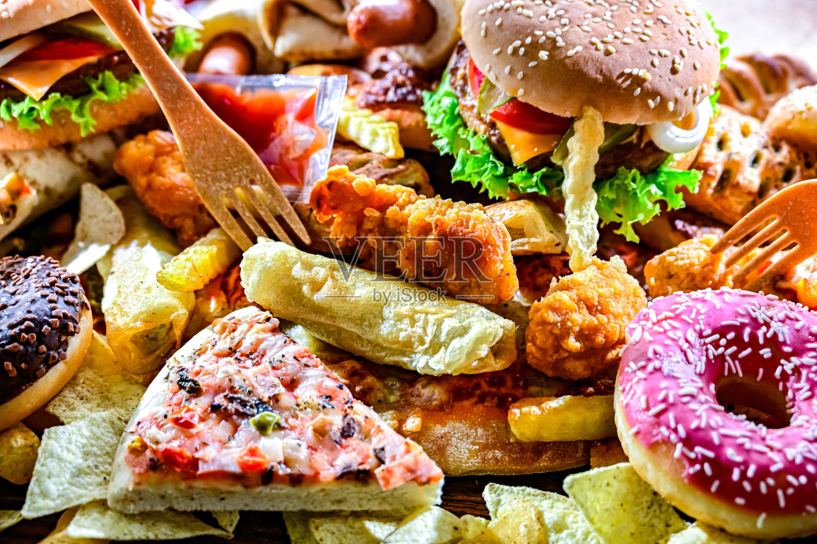 快餐食物的剩菜。浪费的食物照片摄影图片