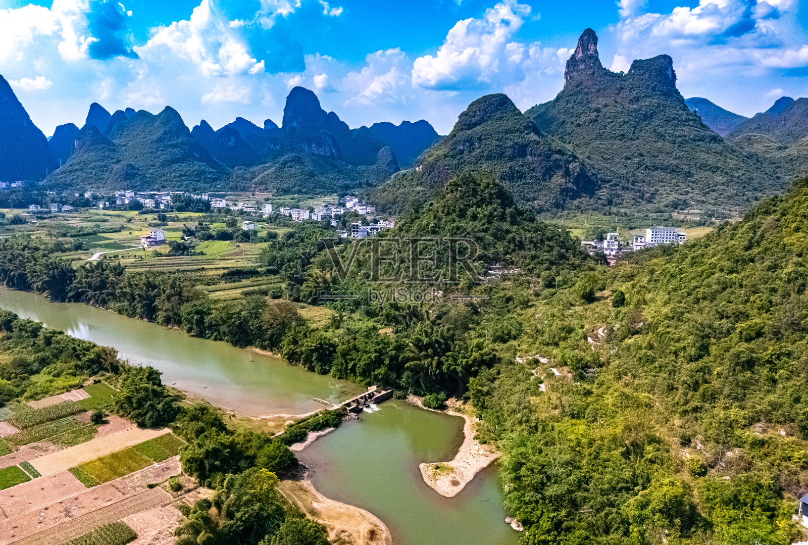 中国阳朔漓江喀斯特山峰景观照片摄影图片