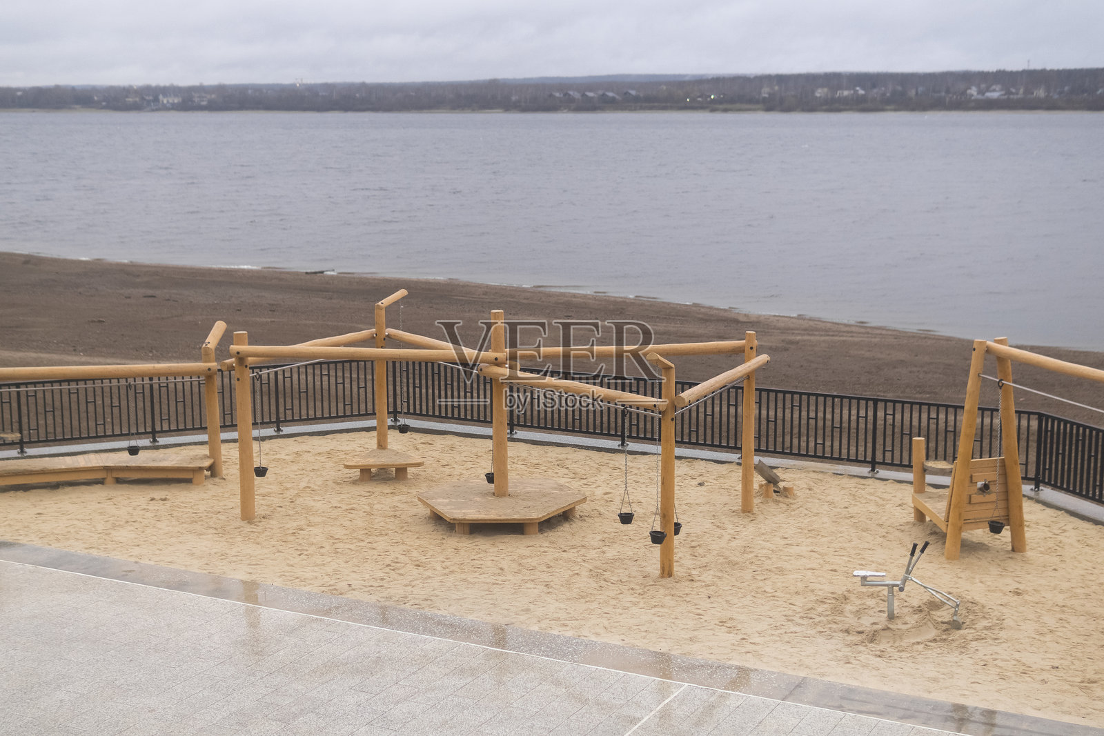 雨天时河岸边的木制儿童游乐场照片摄影图片