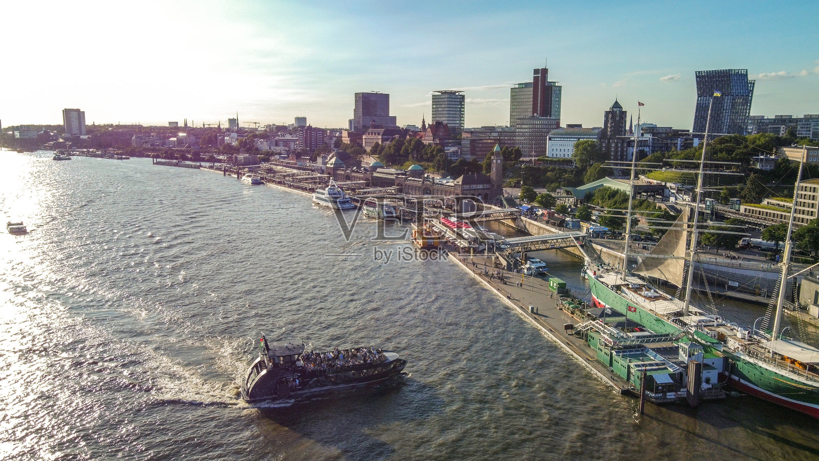 从空中俯瞰诺德尔贝河堤，人们在夏日散步，享受时光。照片摄影图片