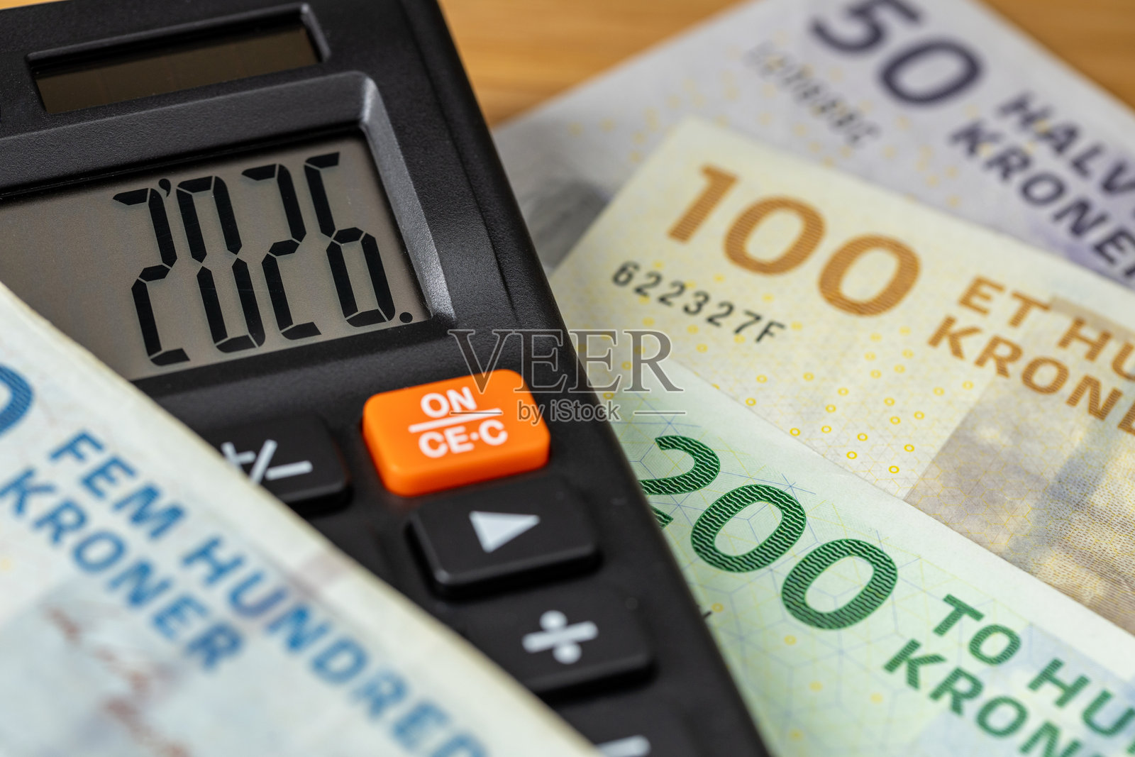 丹麦，2026年。金融商业概念。带有2026年日期的金钱和计算器。市场分析。丹麦克朗。汇率。经济背景。特写。照片摄影图片