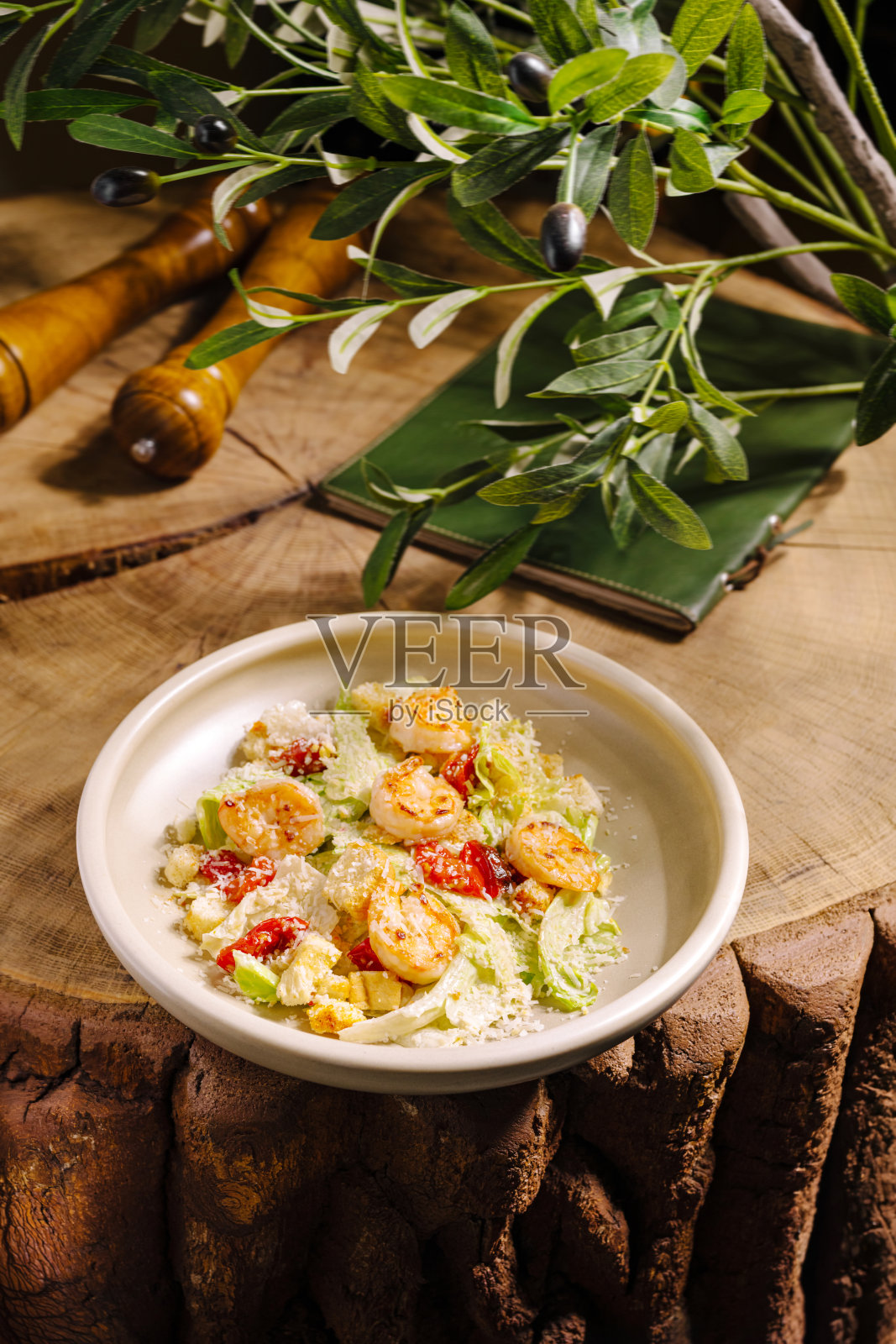 乡村木桌上铺着新鲜的鲜虾蔬菜沙拉照片摄影图片