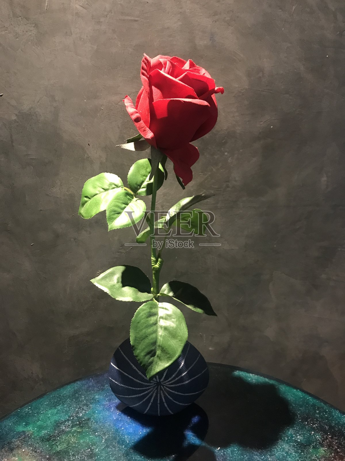 陶瓷花瓶里的玫瑰照片摄影图片