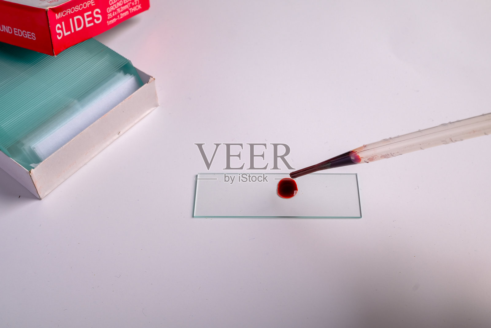 在显微镜载玻片上滴一滴照片摄影图片