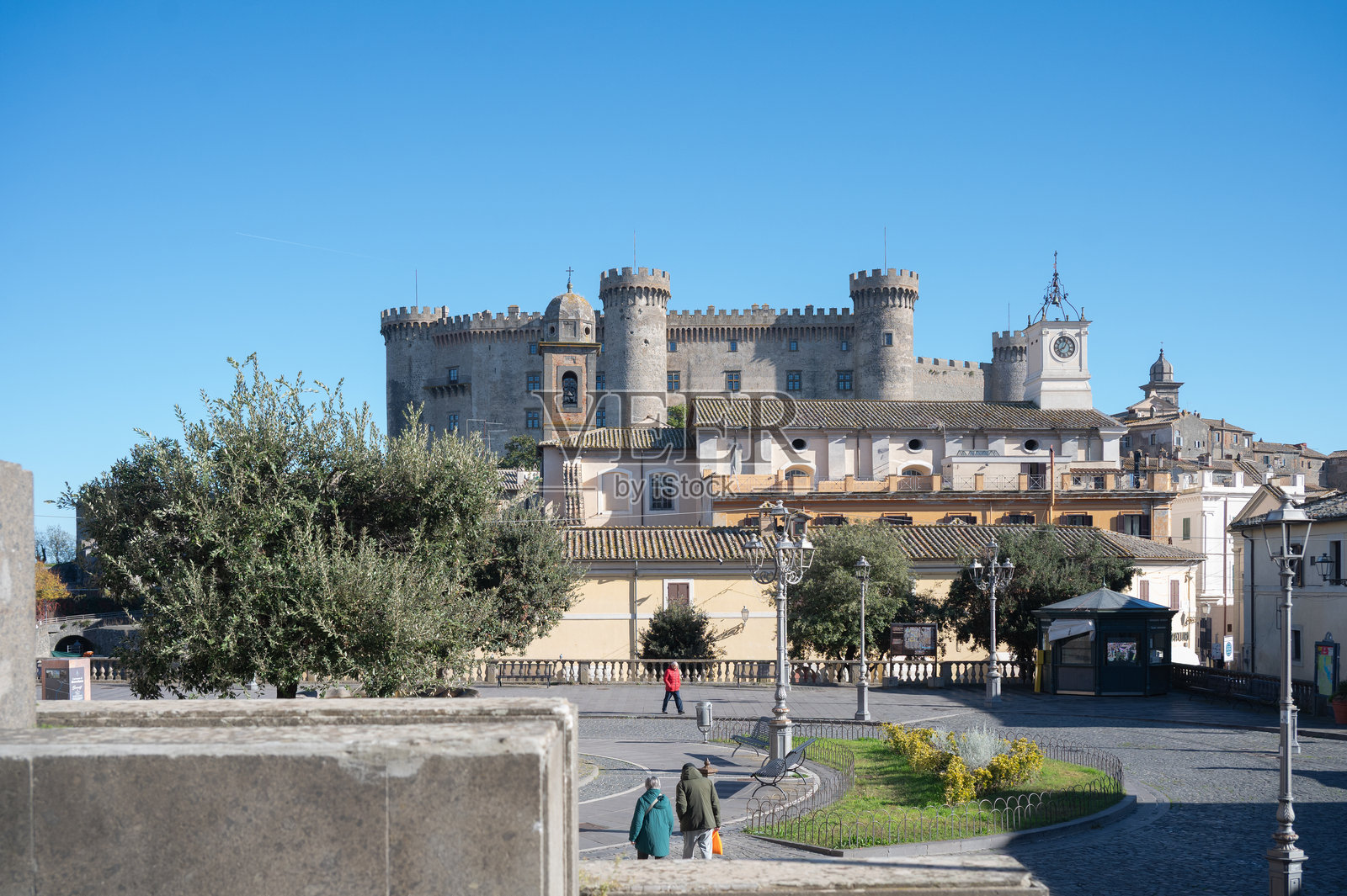 从布拉恰诺四月十一日广场看到的奥尔西尼-奥德斯卡尔基城堡景观照片摄影图片