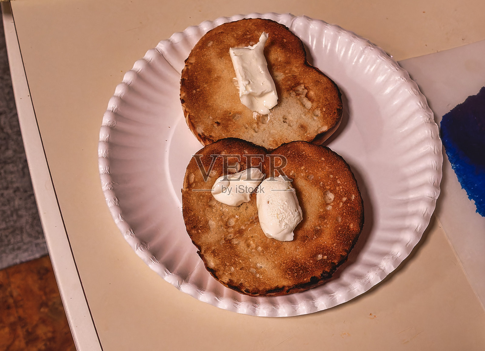 早安，贝果配奶油奶酪照片摄影图片