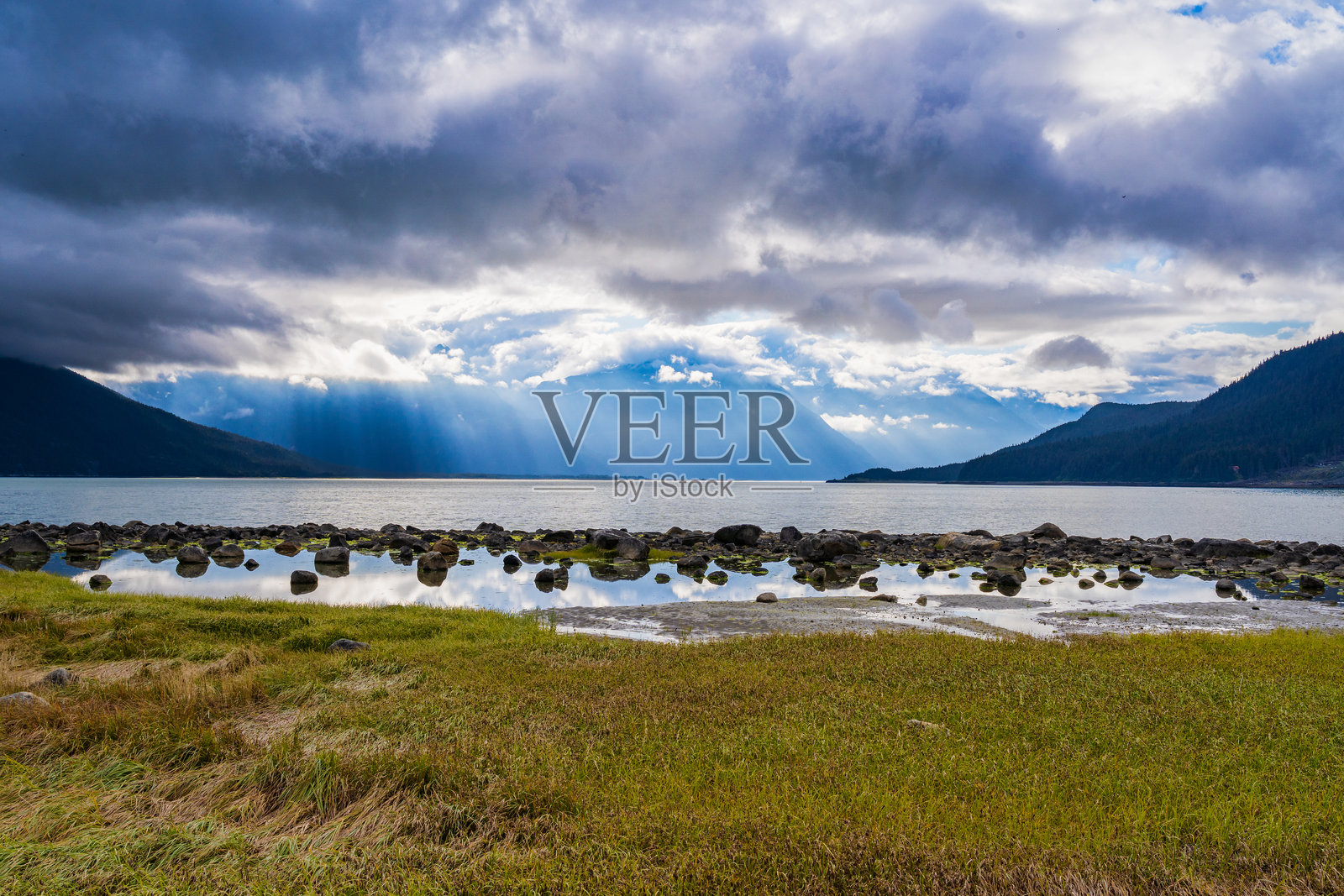 阿拉斯加林恩湾：穿透云层的光线照片摄影图片