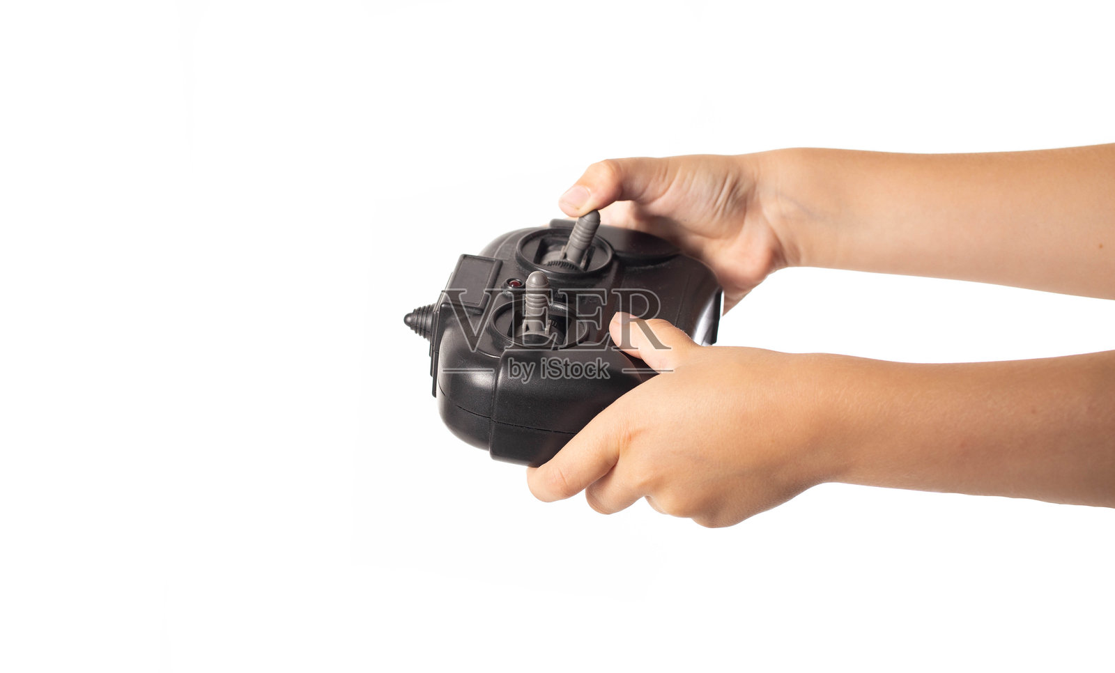 白色背景下儿童手中的黑色游戏操纵杆，孤立，特写照片摄影图片