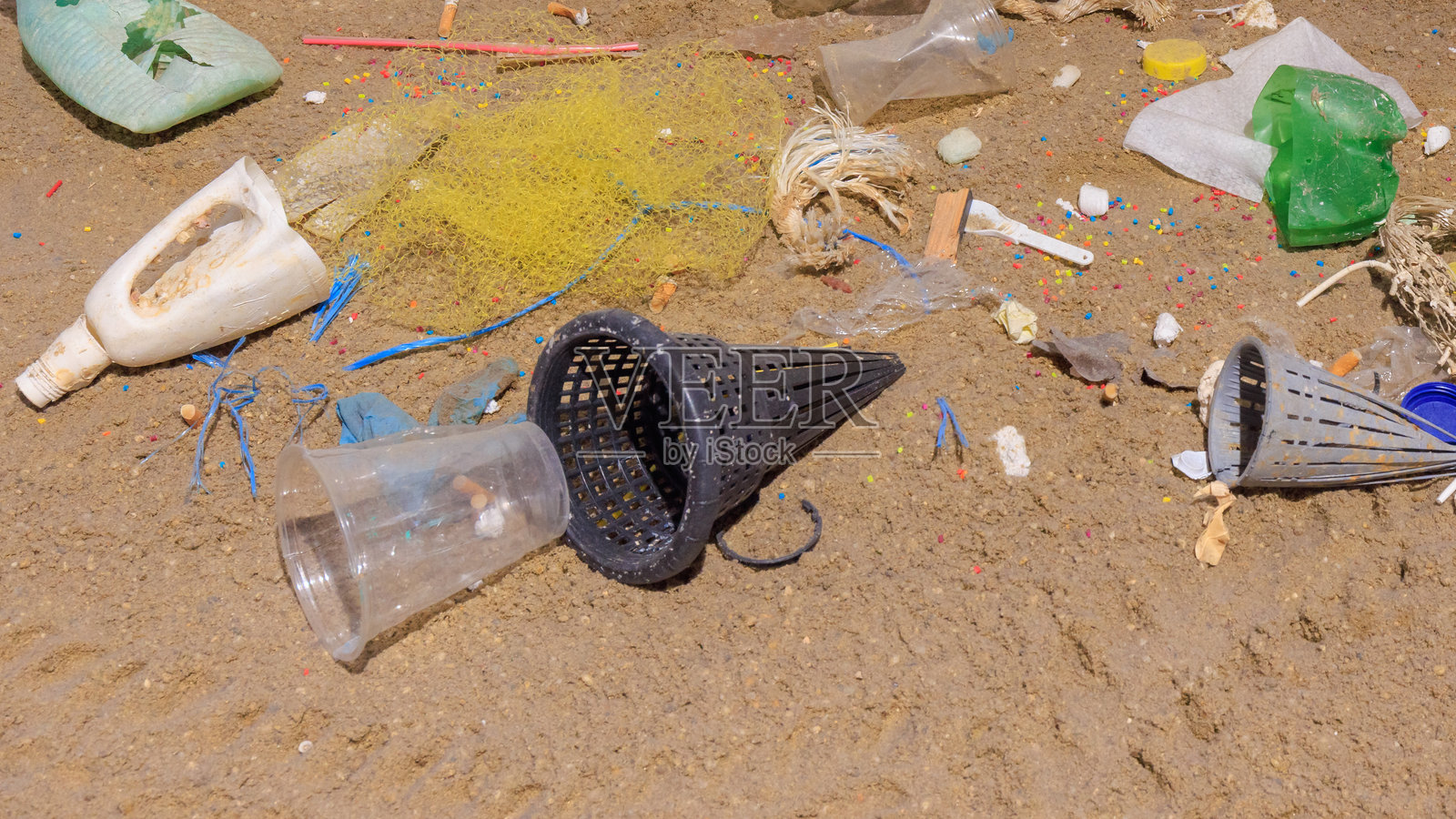 海岸清理活动揭示了海滩上的塑料垃圾照片摄影图片