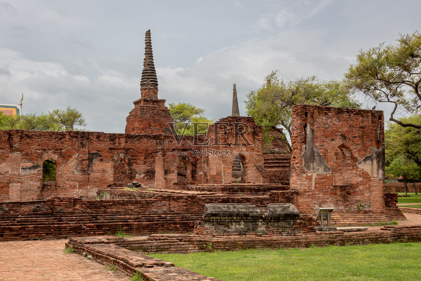 泰国大城府历史遗址的帕西桑佩特寺，红砖和石头建造的寺庙遗址建筑群照片摄影图片