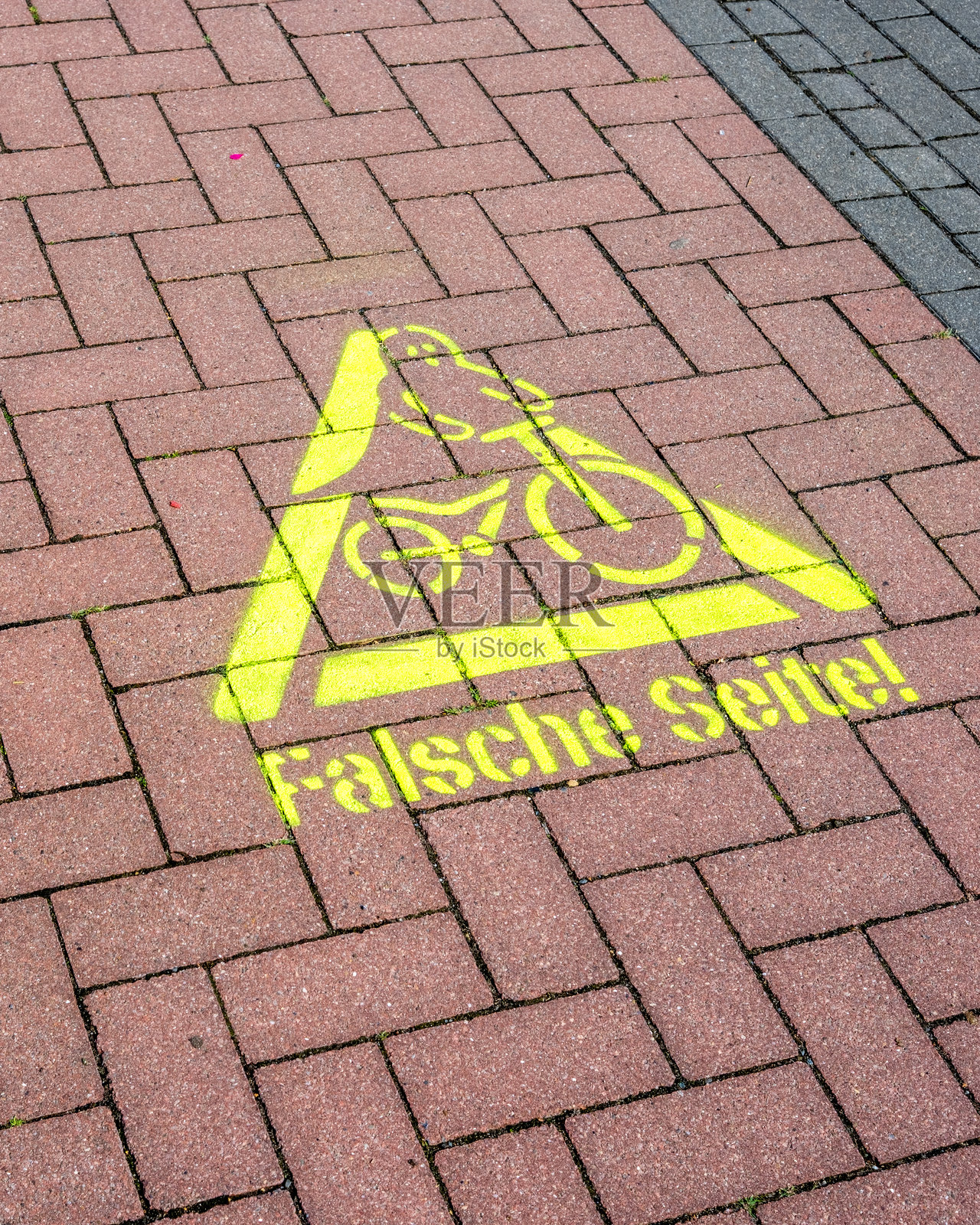 德国鹅卵石街道上画着禁止自行车通行的标志照片摄影图片