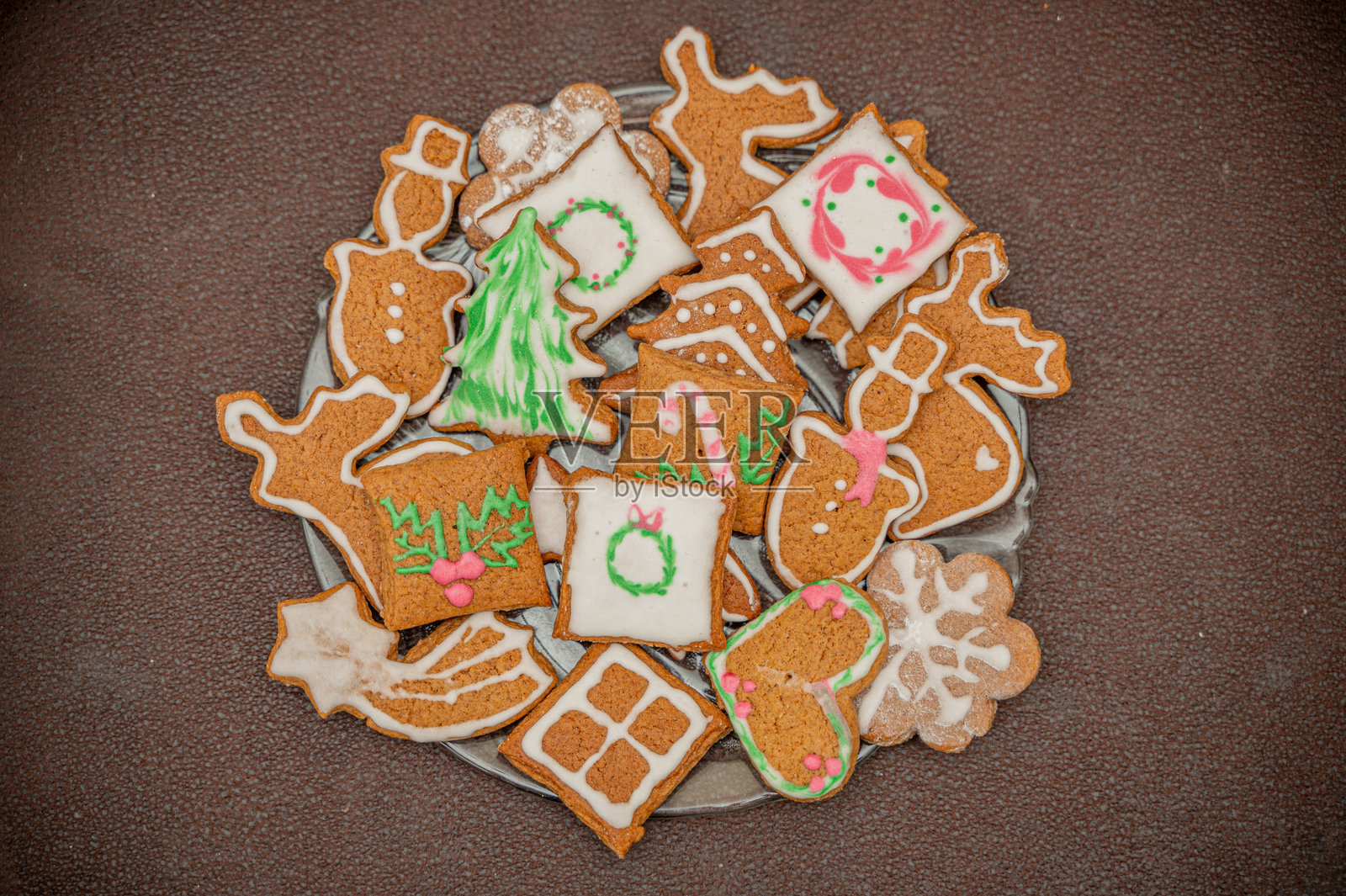 新年肉桂蛋糕制作与摆盘照片摄影图片