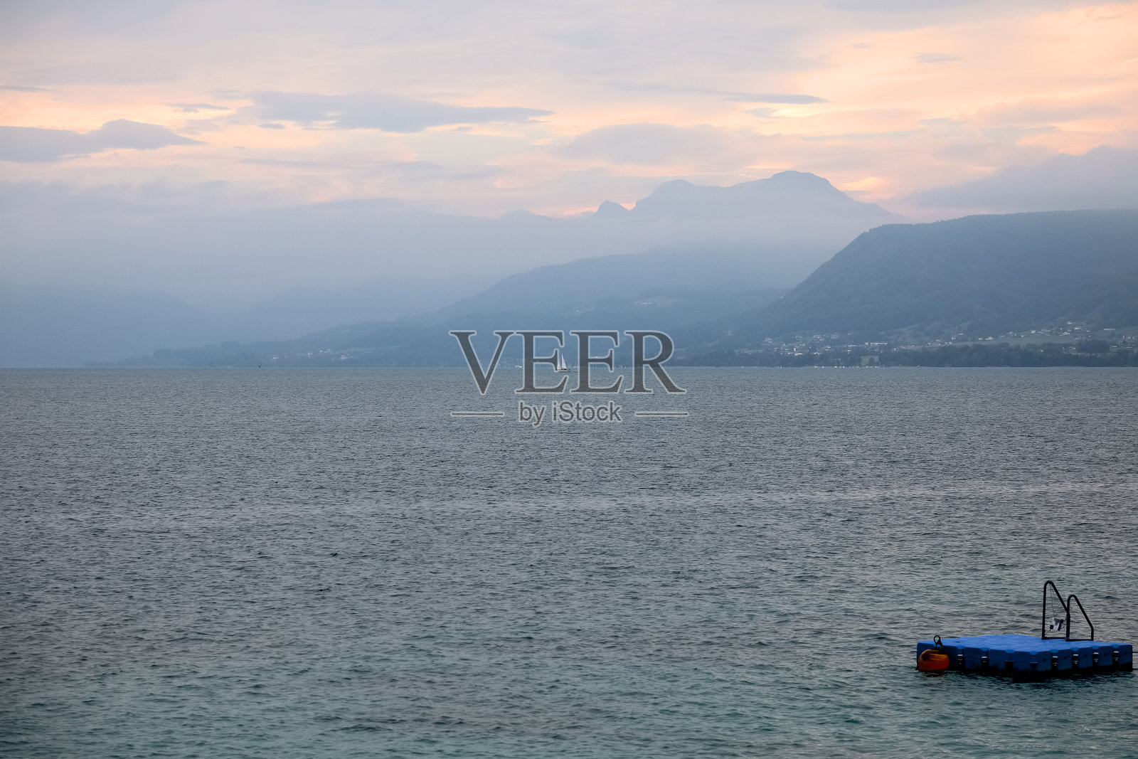 这一天，奥地利阿特湖畔塞瓦尔兴的风景有些朦胧照片摄影图片