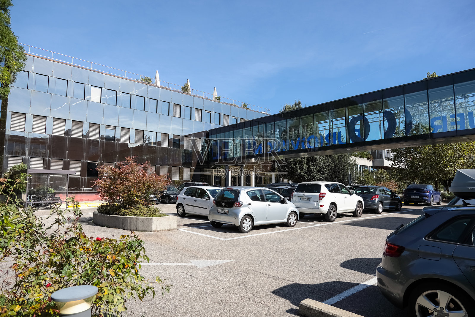 连接瑞士韦尔涅大萨科内克斯的欧洲广播联盟总部的建筑，通过一个架空的、带玻璃的行人天桥相连照片摄影图片