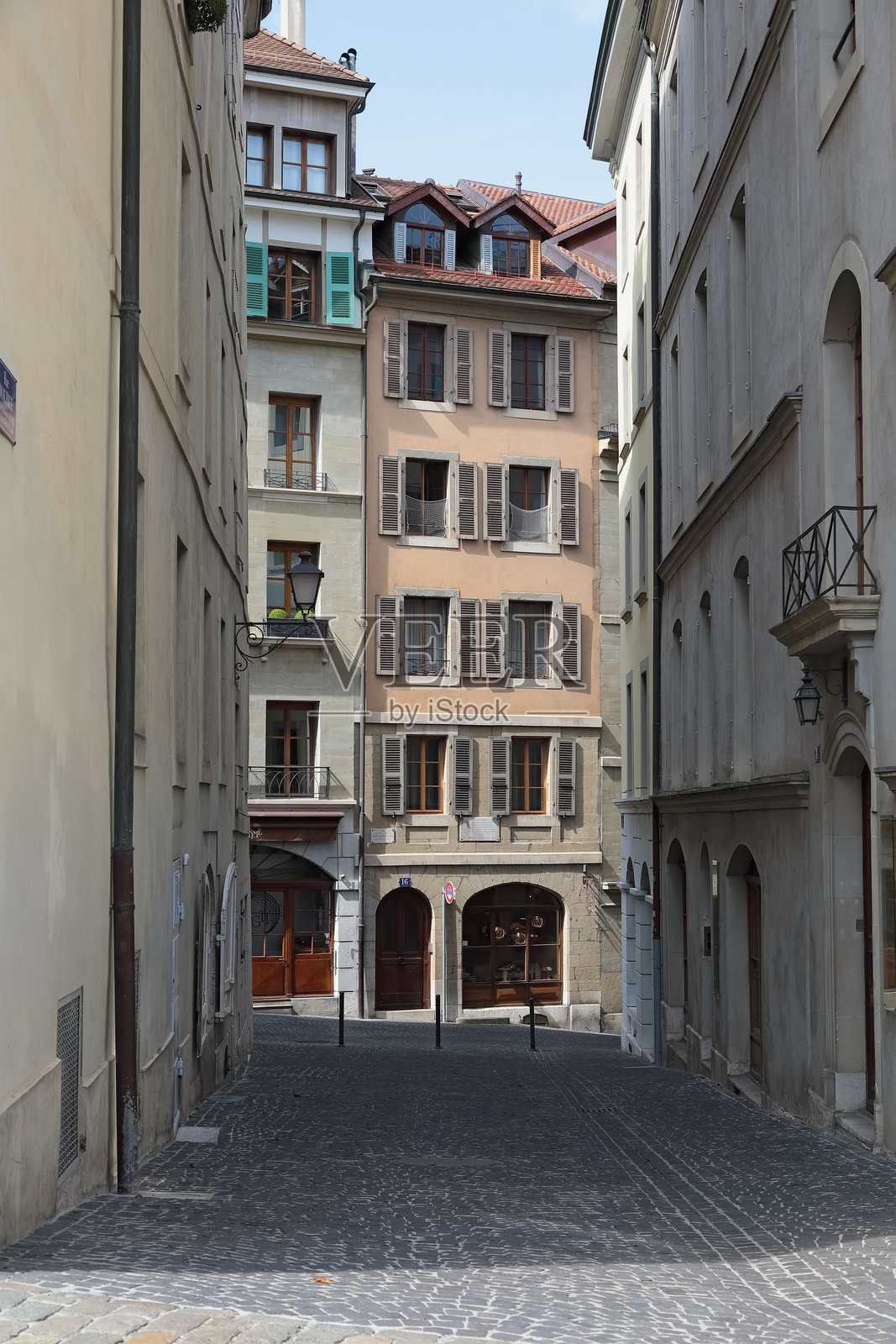 瑞士日内瓦老城一条狭窄的街道照片摄影图片