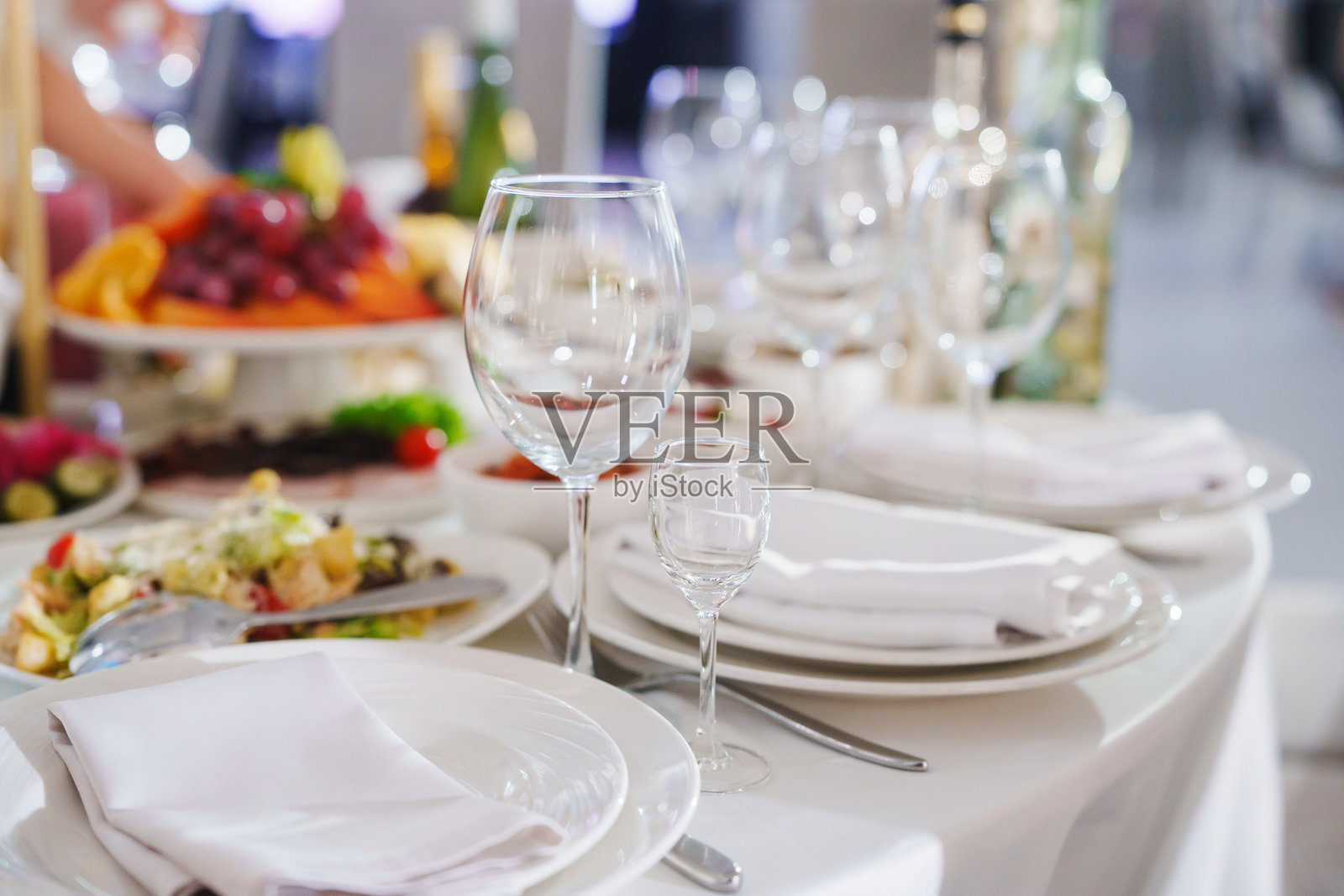 节日晚宴的优雅餐桌布置照片摄影图片