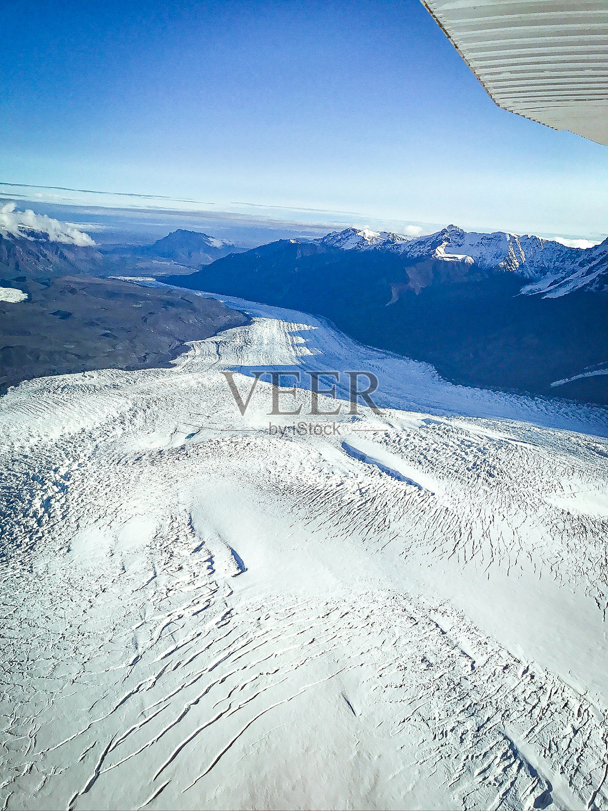 从小型飞机上看到的阿拉斯加根冰川区域照片摄影图片