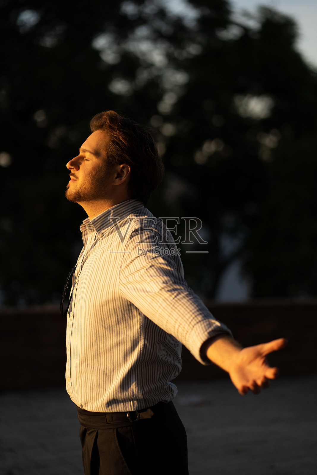 男人在宁静的日落光辉中拥抱自由照片摄影图片