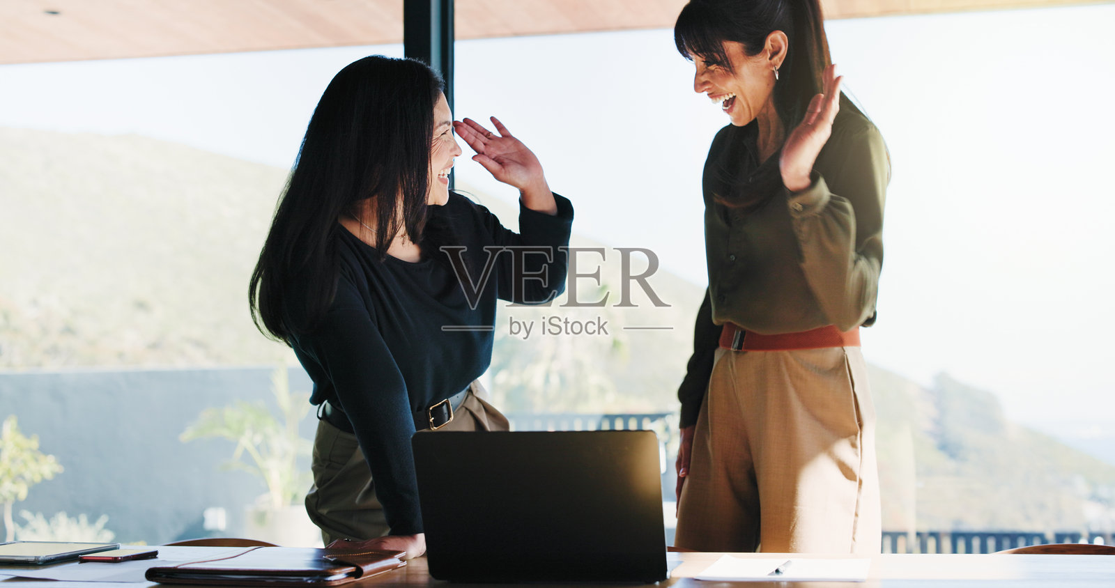 高五，快乐的女性和律师在办公室庆祝获胜的想法、法律纠纷或团队合作。客户倡导、强有力辩护以及诉讼和解成功、个人电脑或集体诉讼案件的人们。照片摄影图片