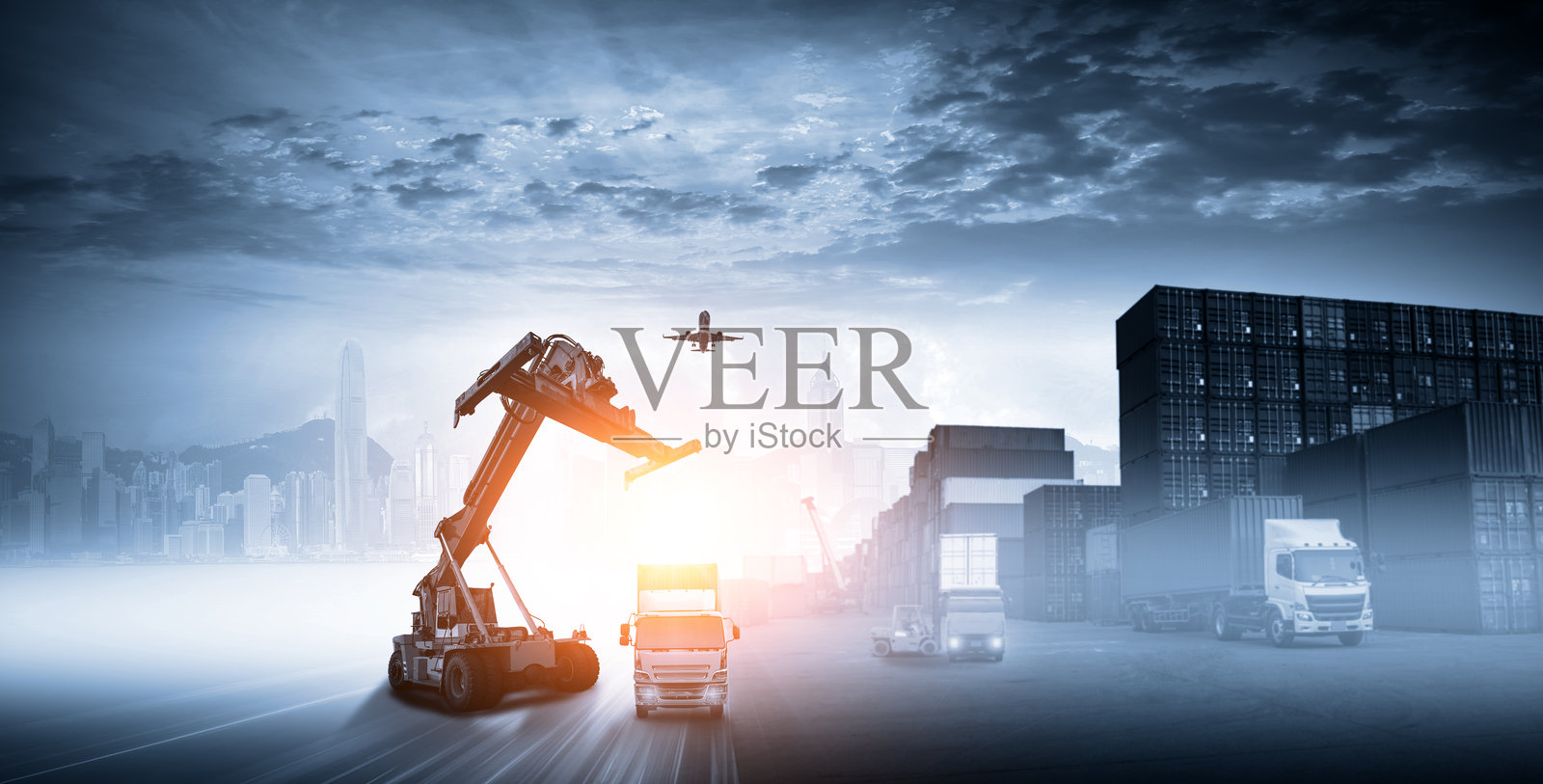 叉车装卸集装箱到卡车，体现进出口物流，商务物流概念照片摄影图片