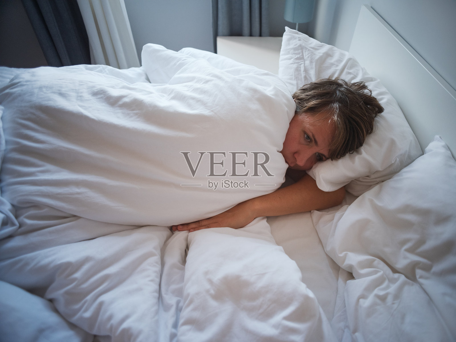 失恋后独自睡觉的孤独的35岁女性照片摄影图片