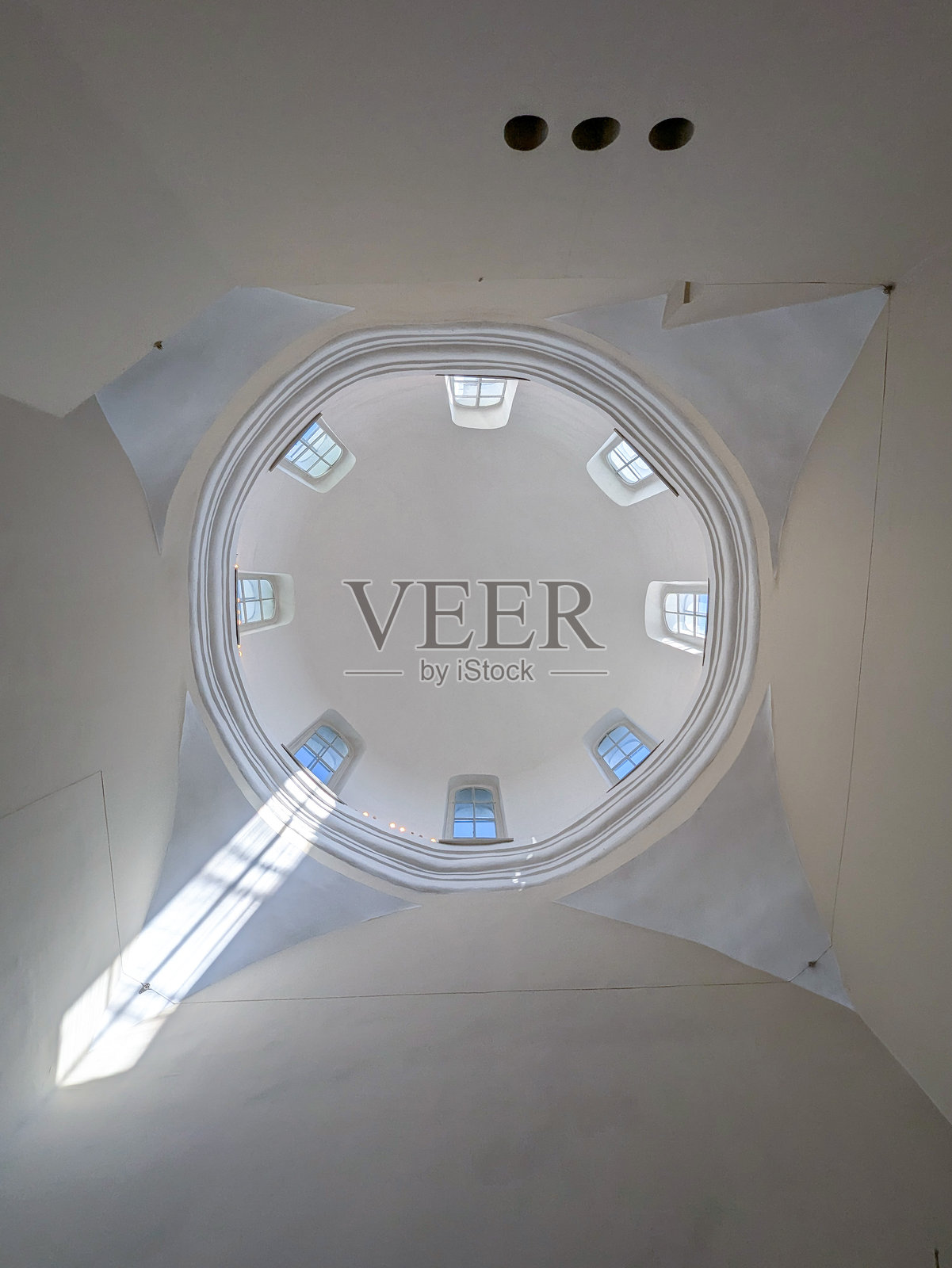 教堂内的白色穹顶，有阳光投射照片摄影图片