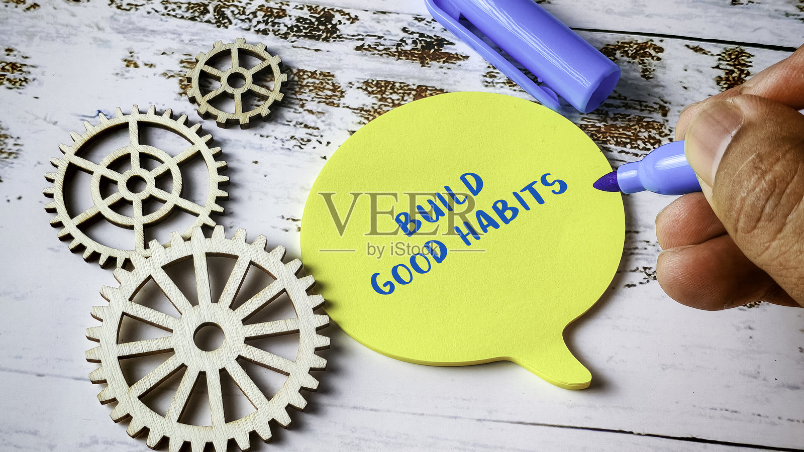建立良好习惯的概念，在便签纸和木制齿轮上写字照片摄影图片