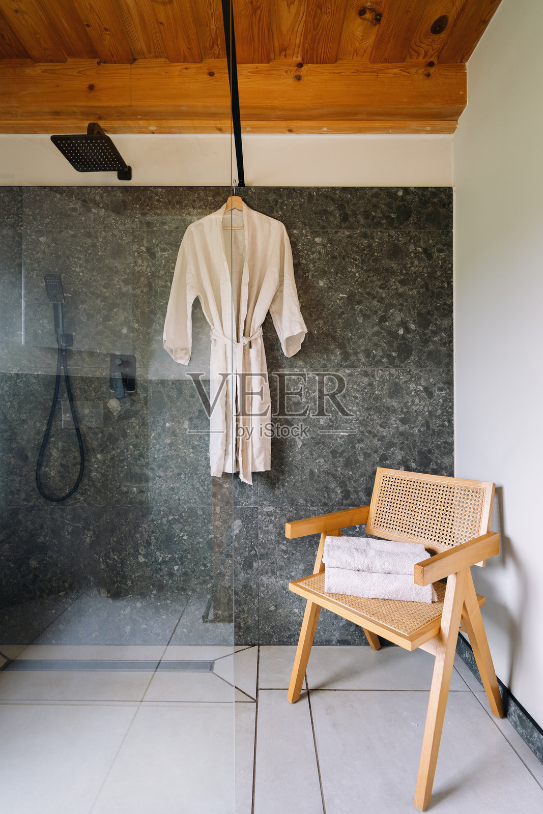 简约风格的浴室设计，设有现代淋浴和休闲空间照片摄影图片