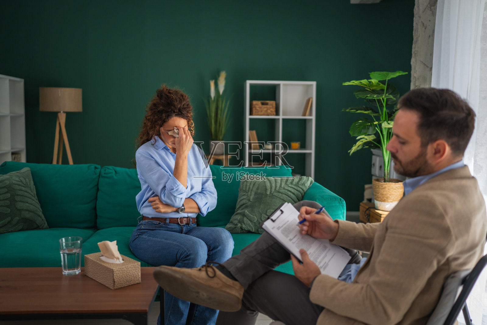 女患者在治疗期间情绪失控哭泣照片摄影图片