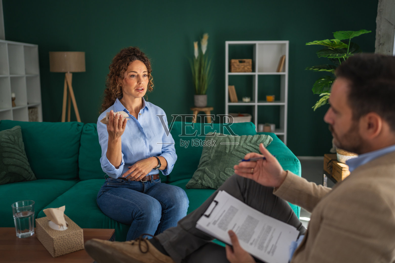 一位女性在心理治疗课程中与心理医生交谈，支持心理健康照片摄影图片